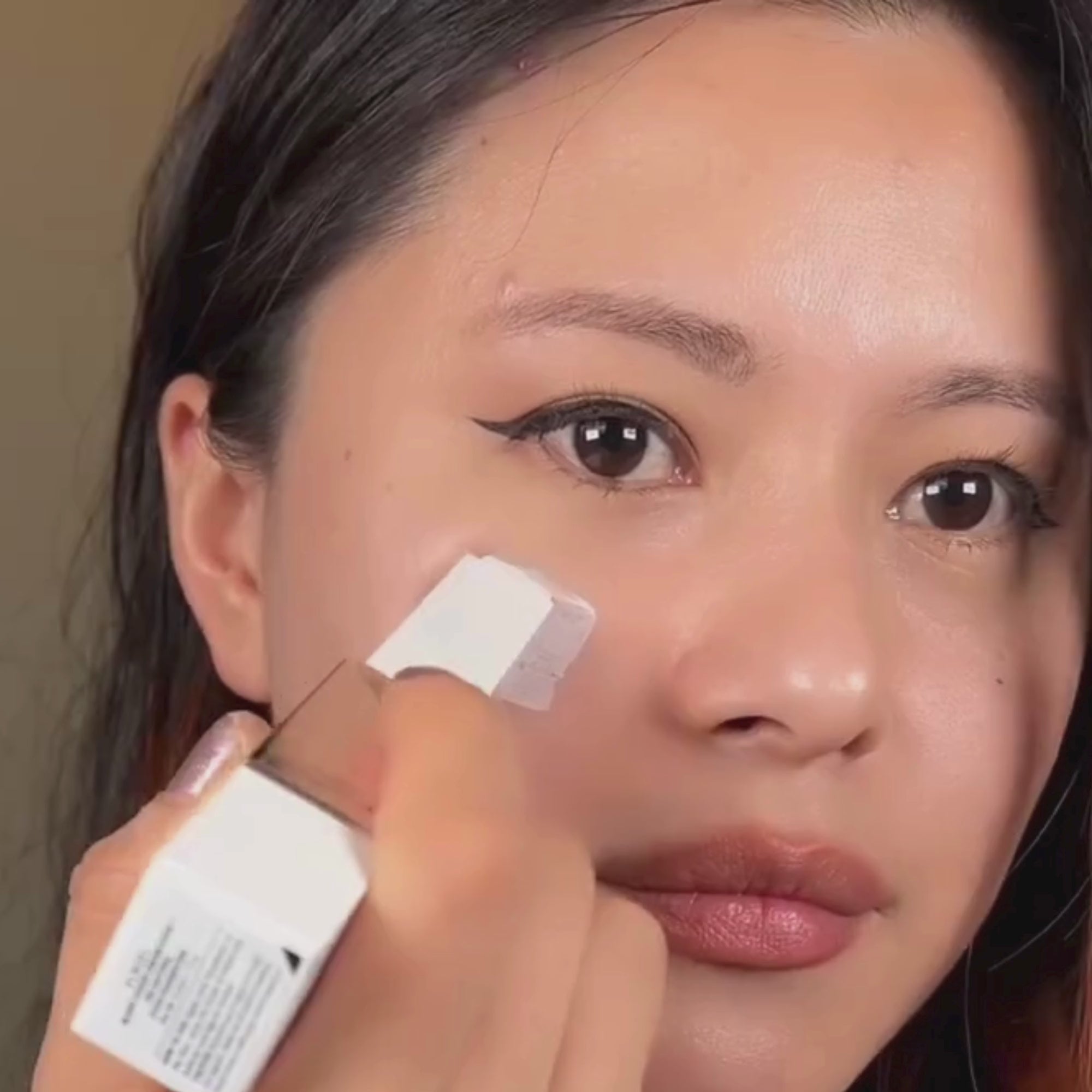 Elroel blanc cover cream stick lightweight full coverage foundation stick with spf50+Pa++++ or a natural radiant finish