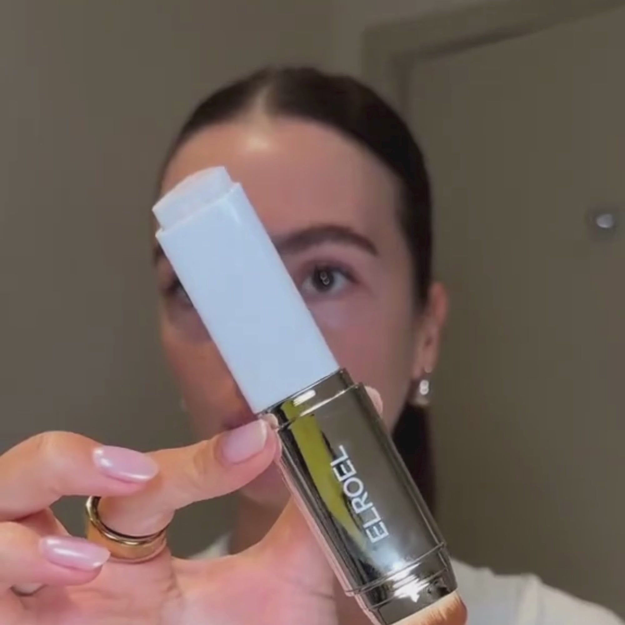 Elroel blanc cover cream stick lightweight full coverage foundation stick with spf50+Pa++++ or a natural radiant finish
